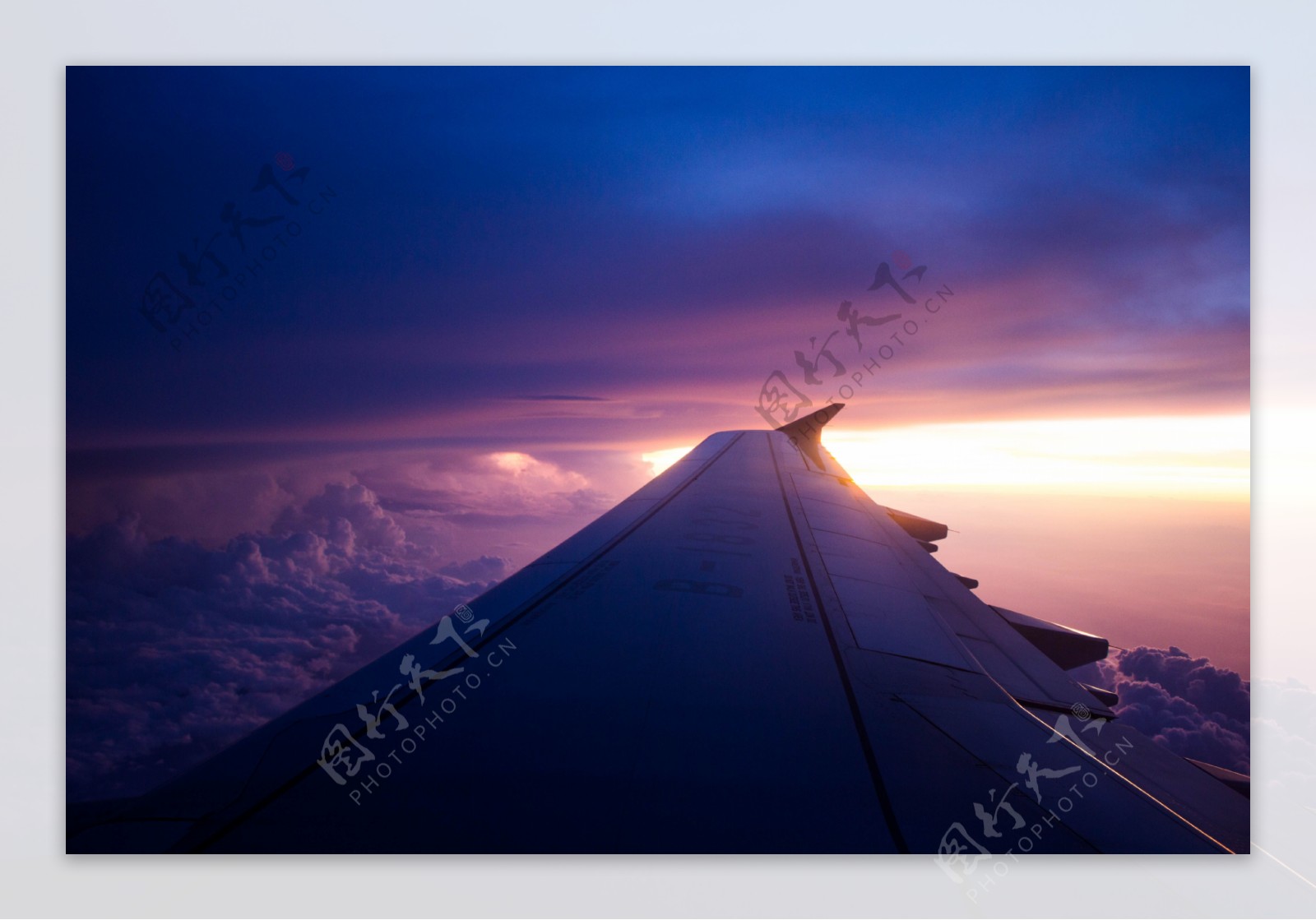唯美飞机上夕阳风景图片