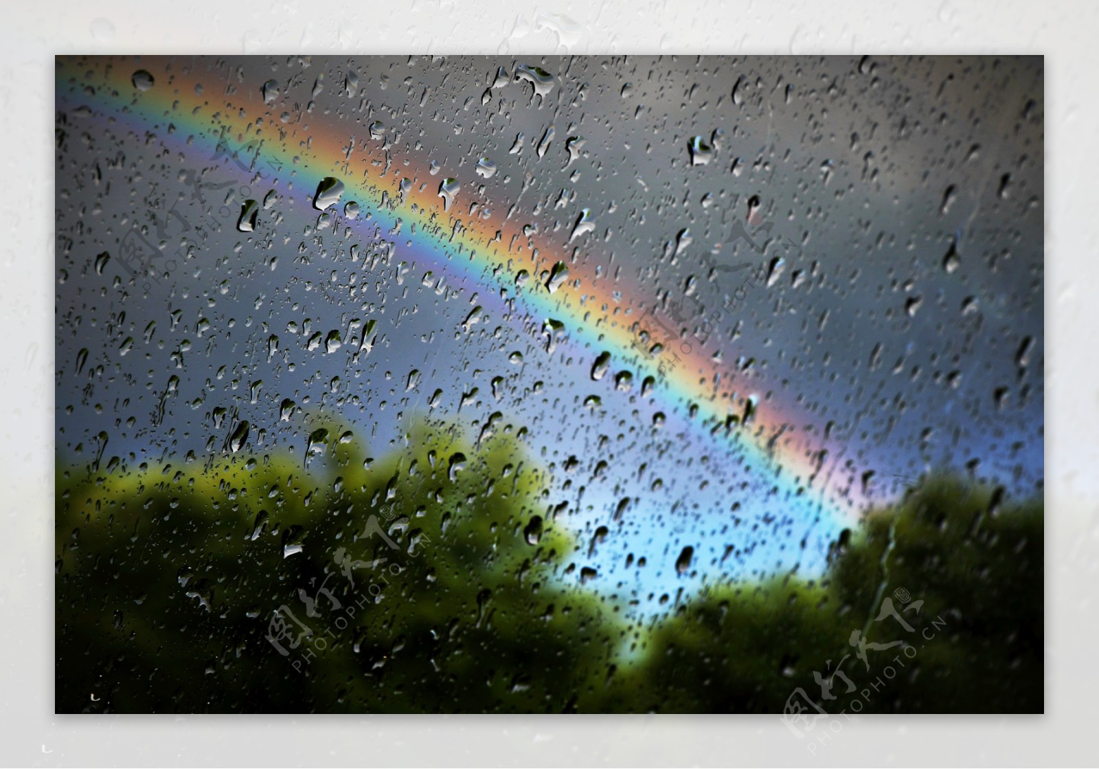 窗外雨后彩虹图片
