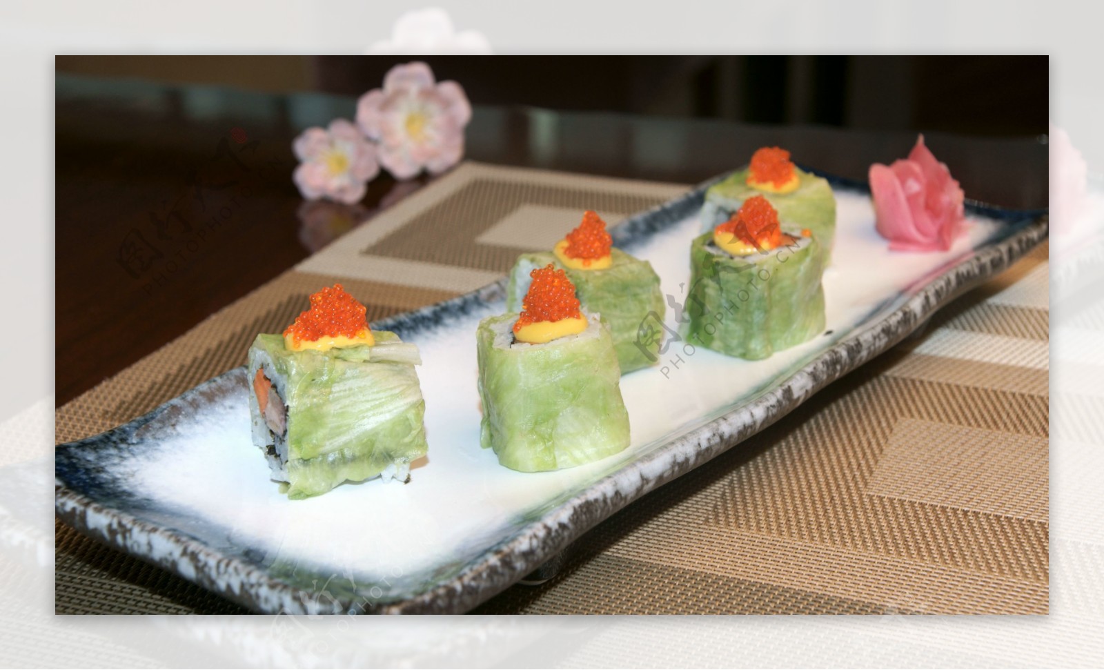 翡翠鹅肝寿司卷图片