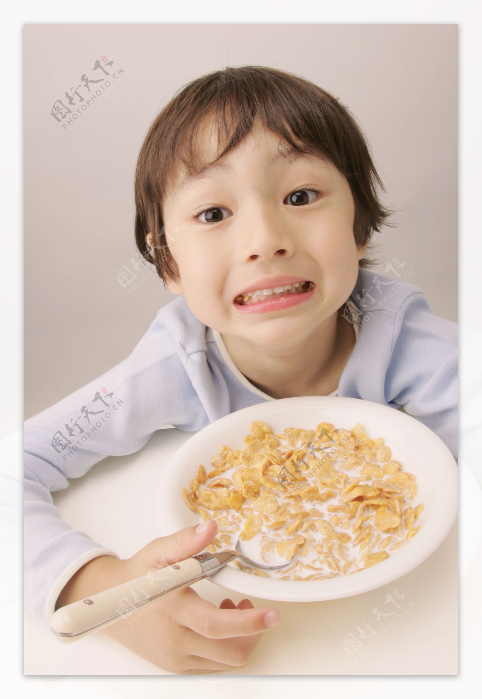 吃麦片的小男孩图片