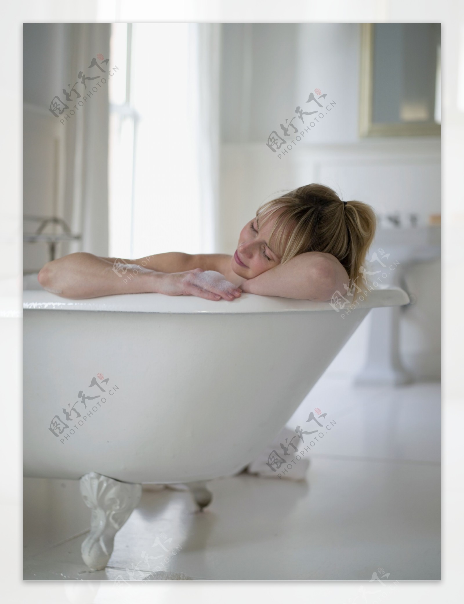 躺着浴缸里睡觉的外国女人图片