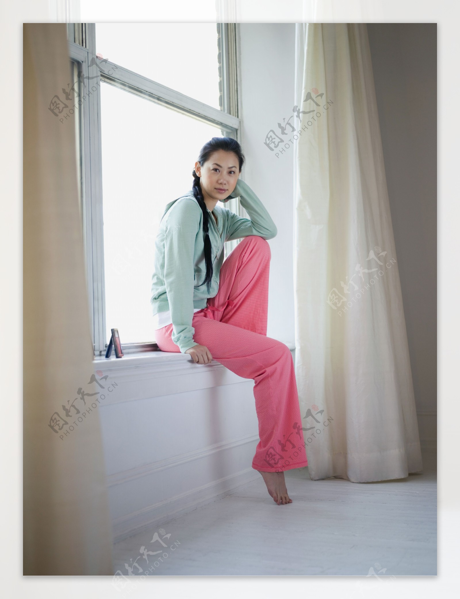 穿着休闲装坐在窗台上的女人图片