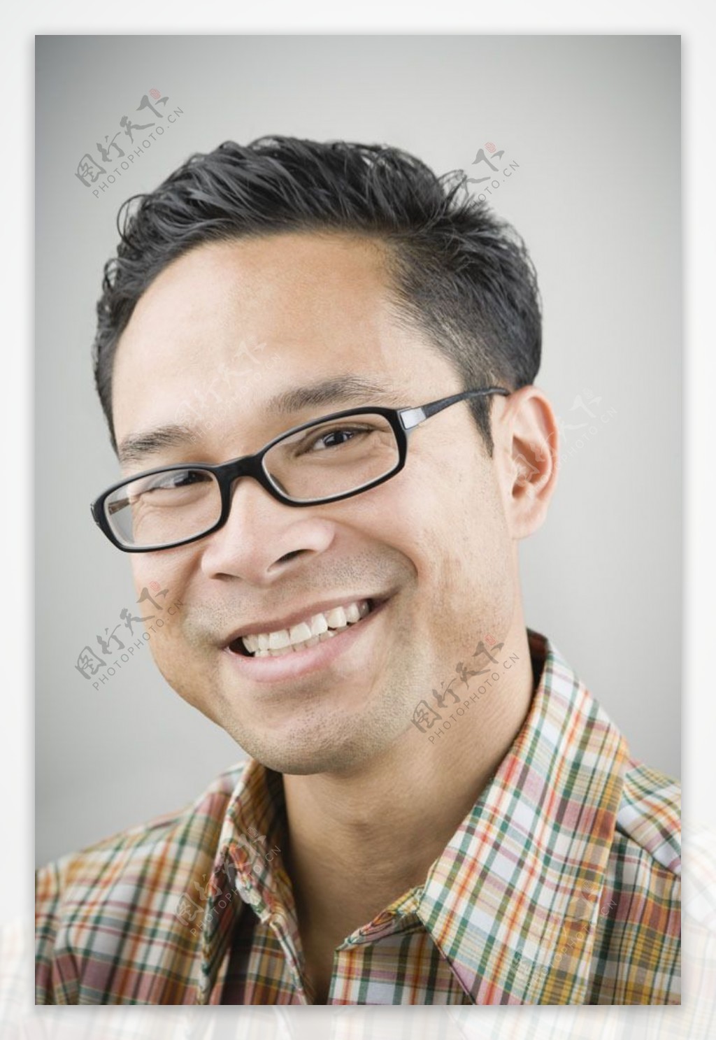 自信微笑的中国男人图片
