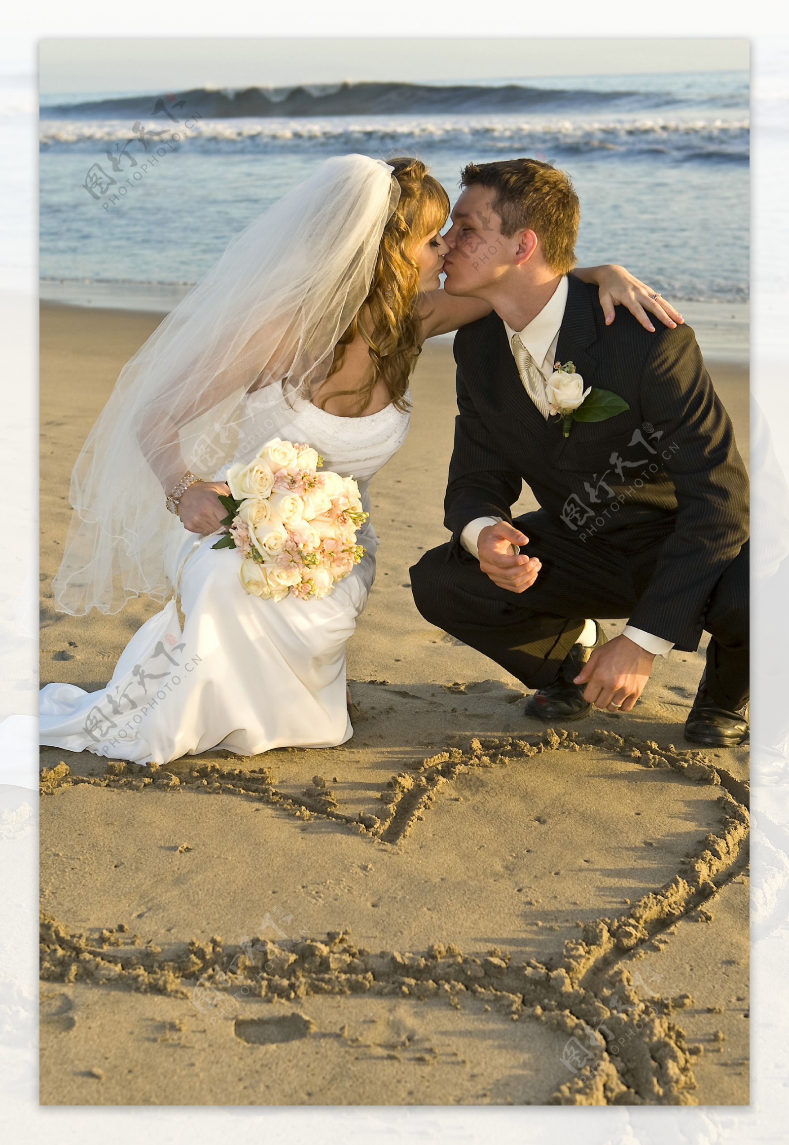 沙滩上的新婚夫妇图片