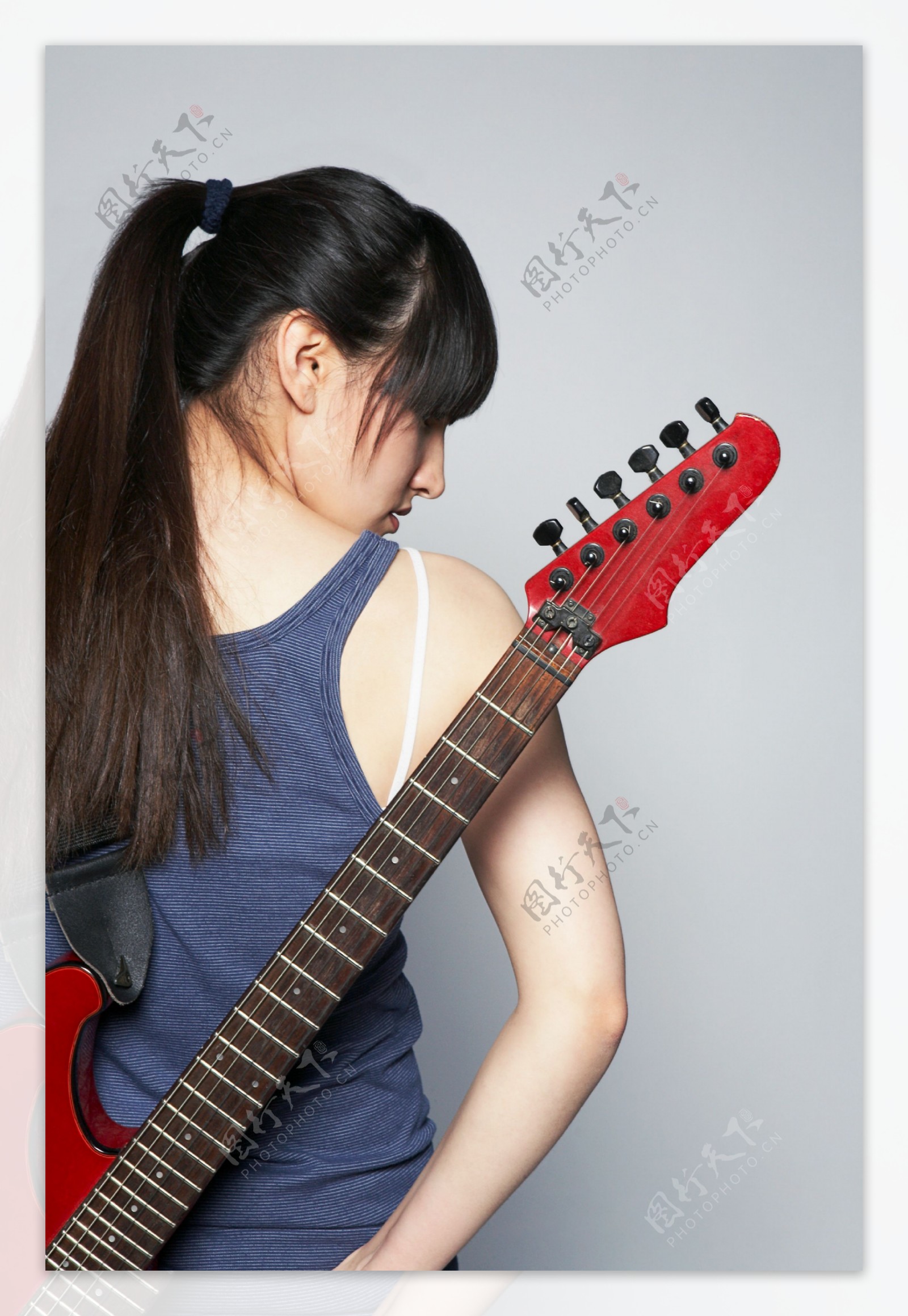 个性女吉他手图片