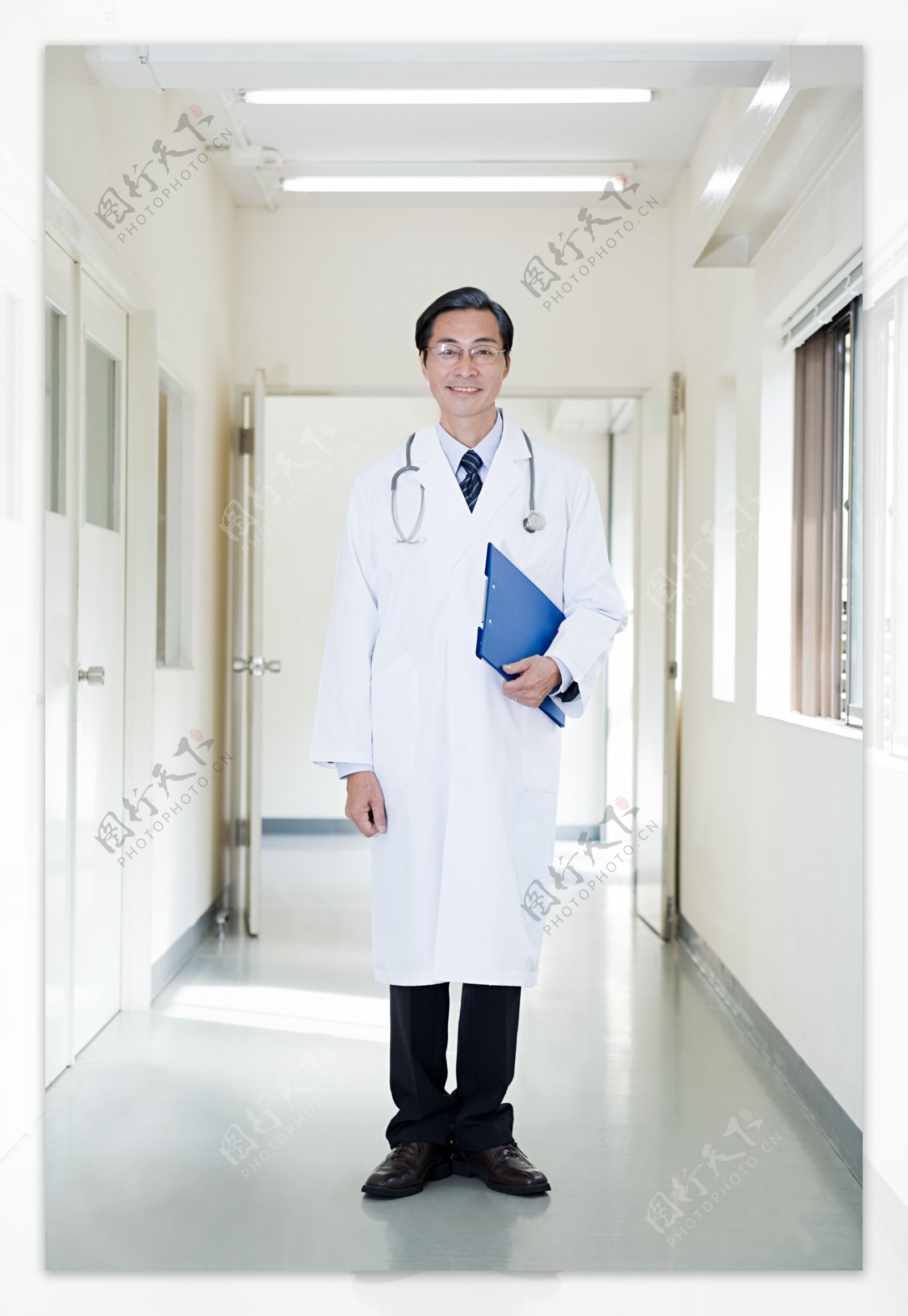 亲切微笑的中年男性医生图片