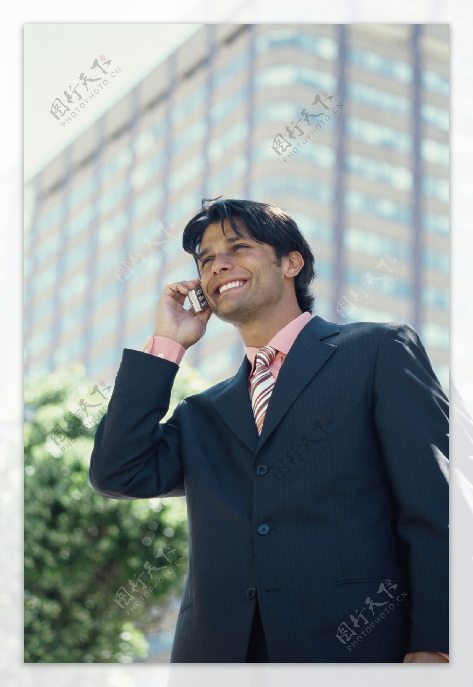 打手机的商务男士图片