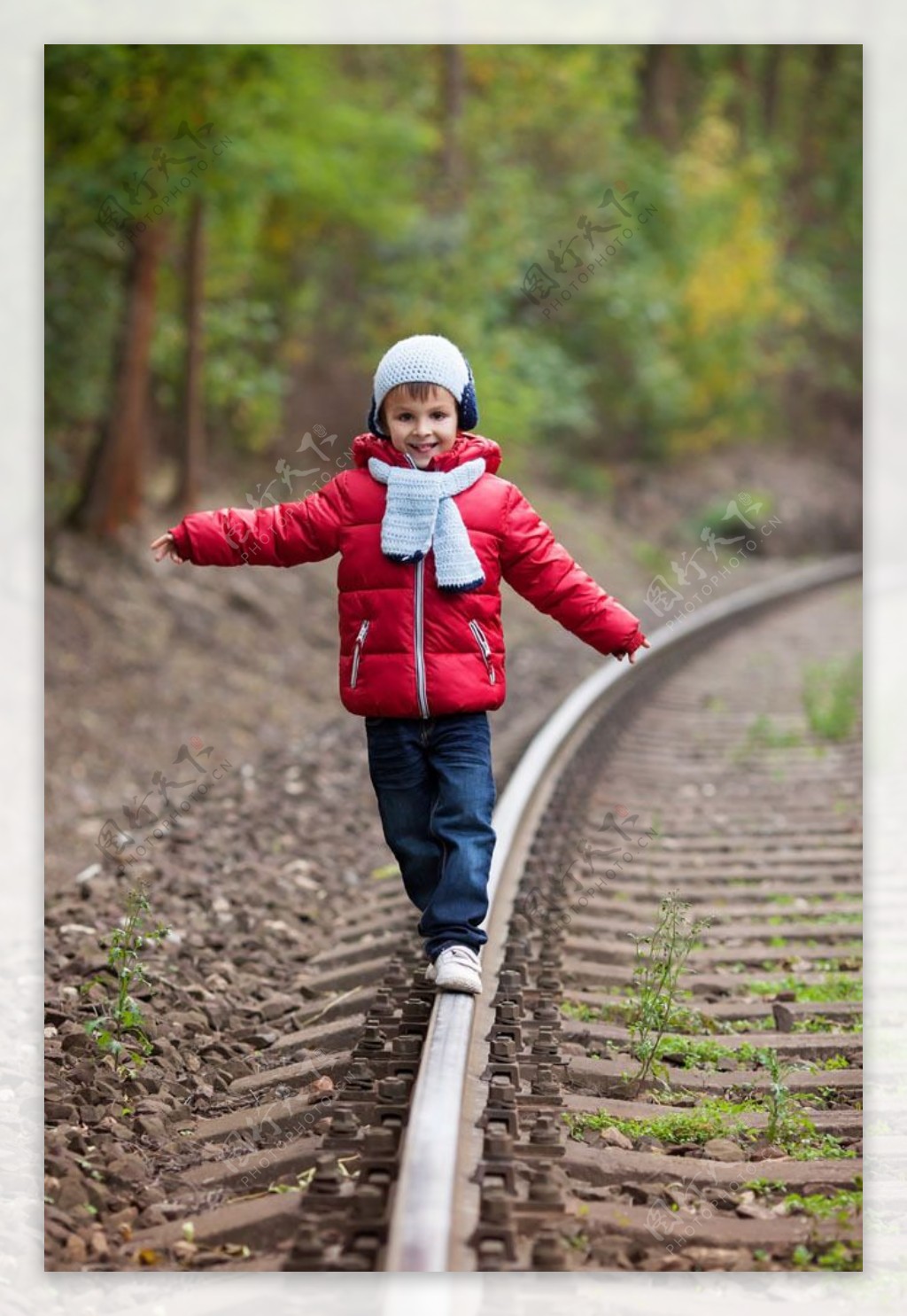 行走在铁轨的小男孩图片