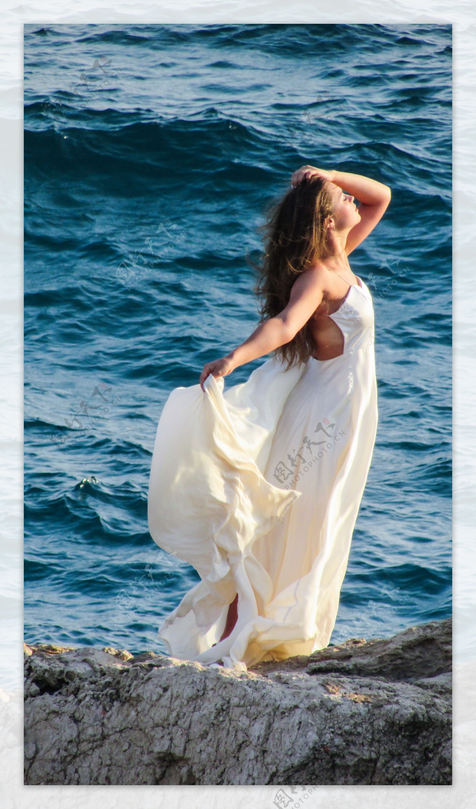 海边白裙美女风景图片