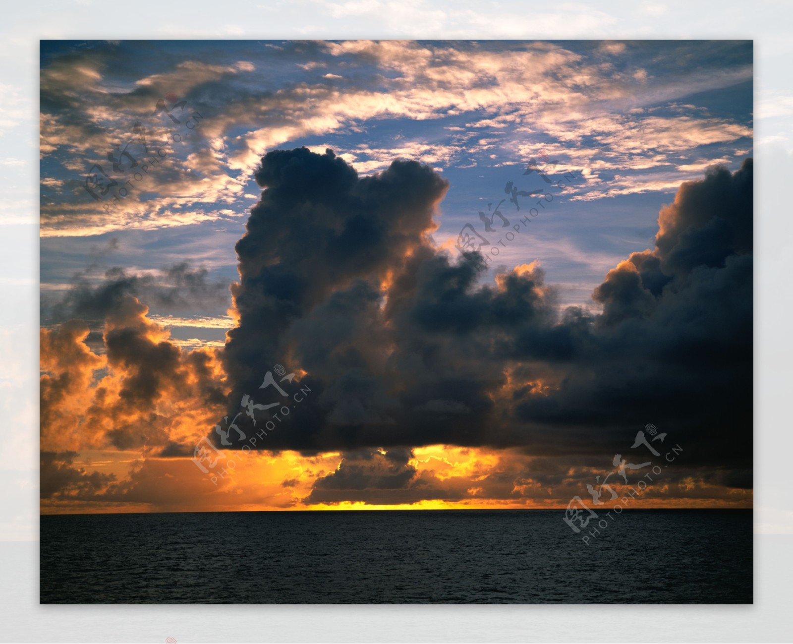海边日落的景象摄影