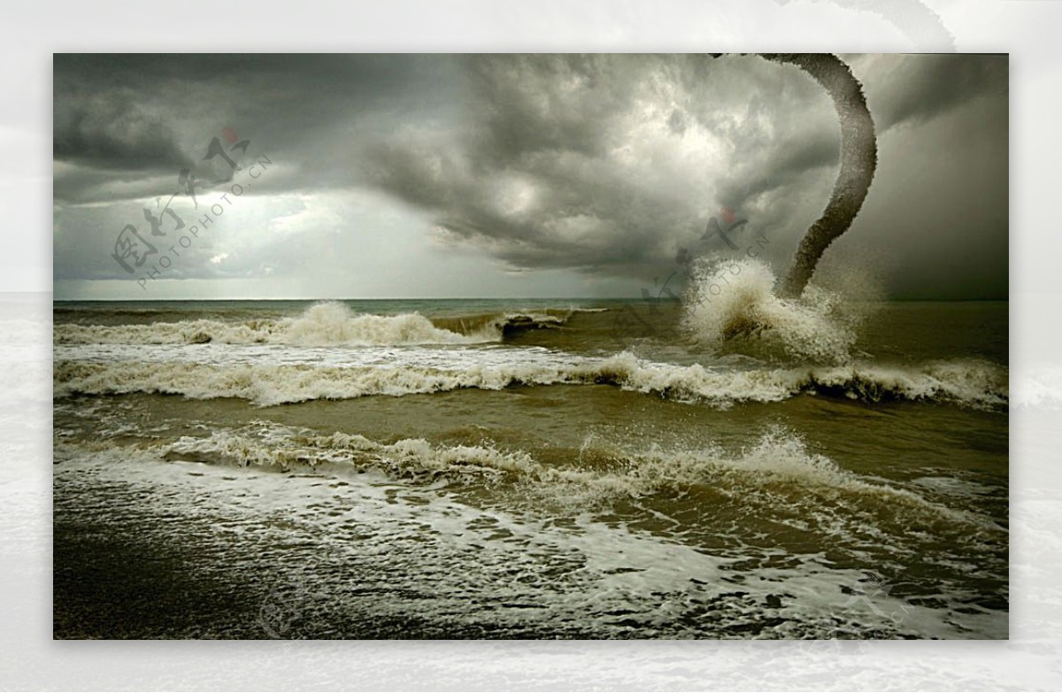 海滩上的龙卷风