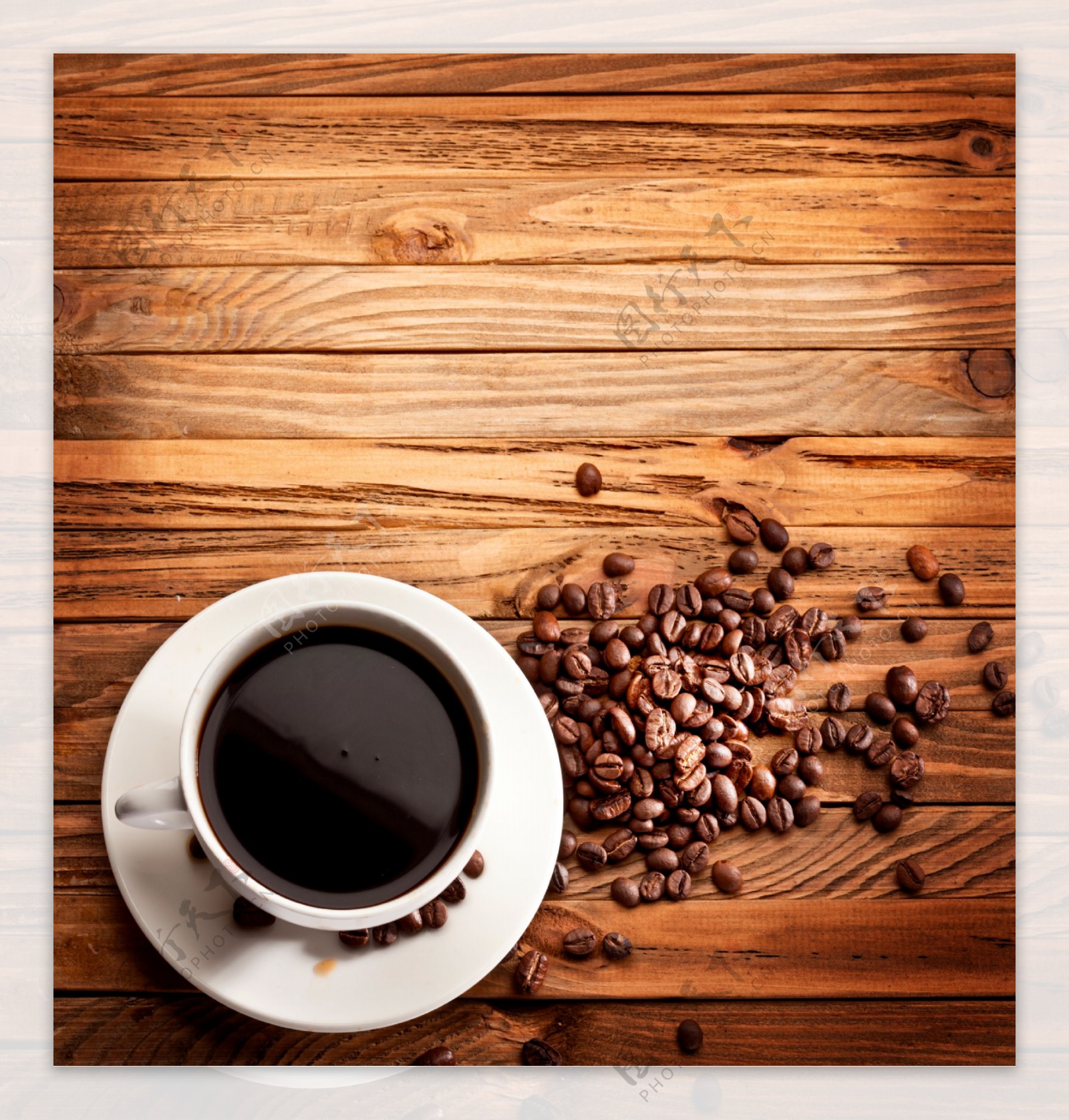 木板上的咖啡与咖啡豆