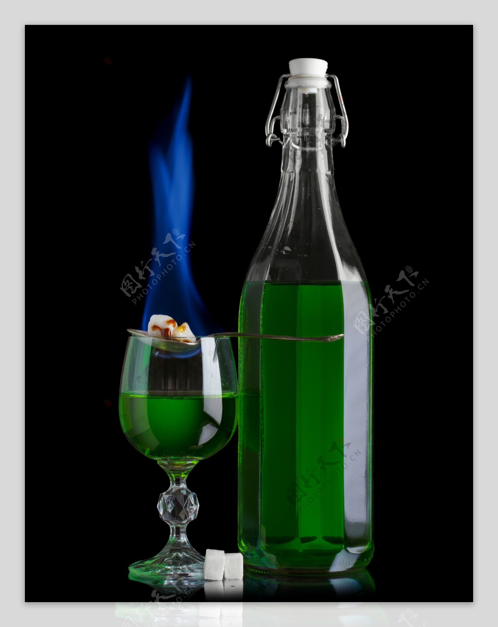 蓝色火焰与绿色酒