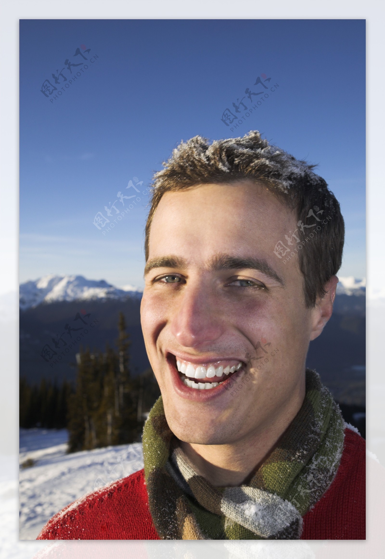 微笑的外国男人图片
