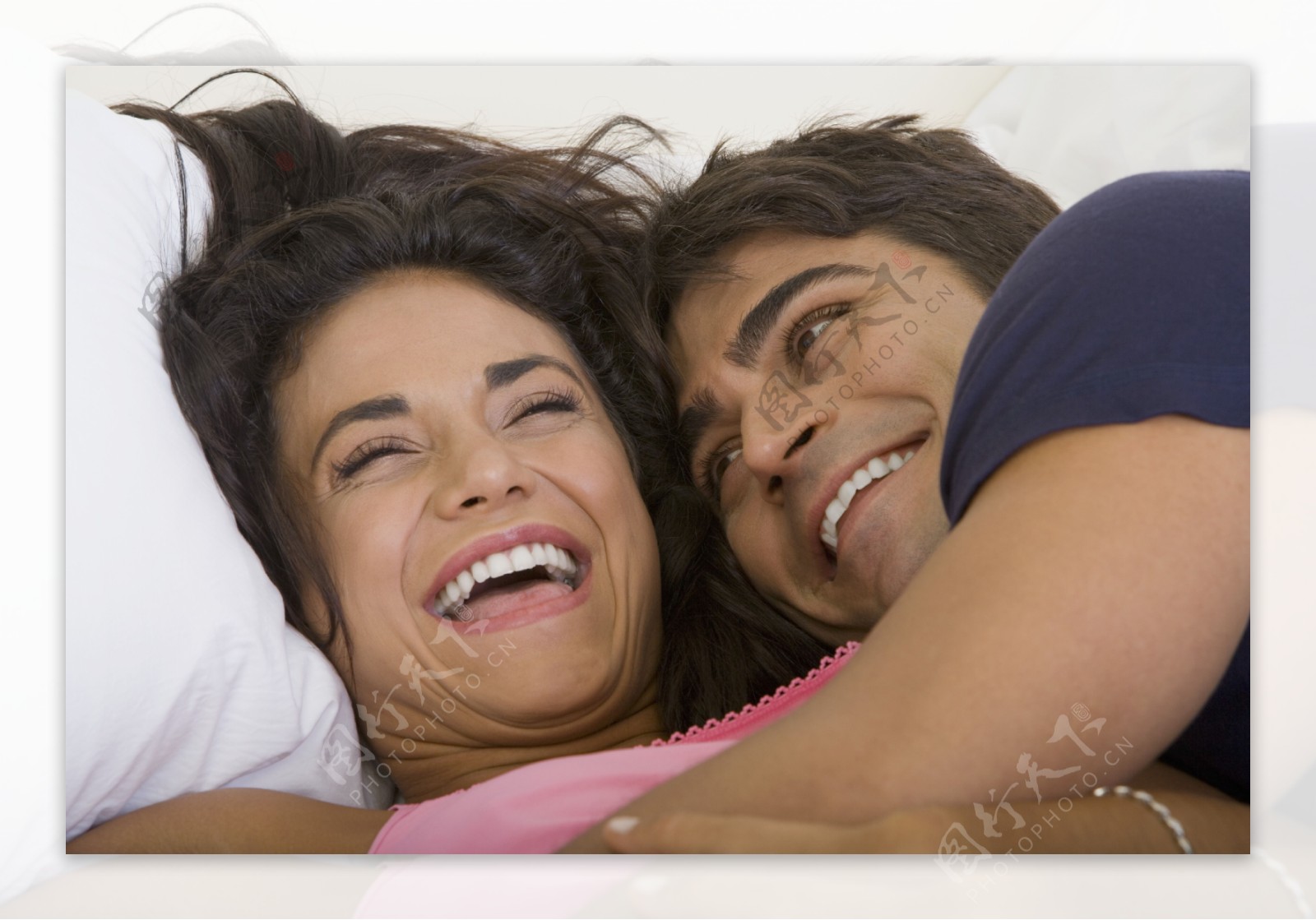 睡觉时幸福微笑的外国夫妻图片