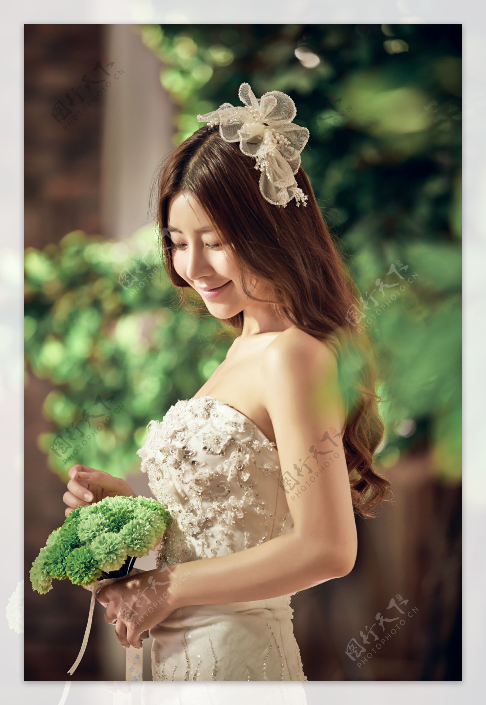 拿着鲜花的优雅新娘图片