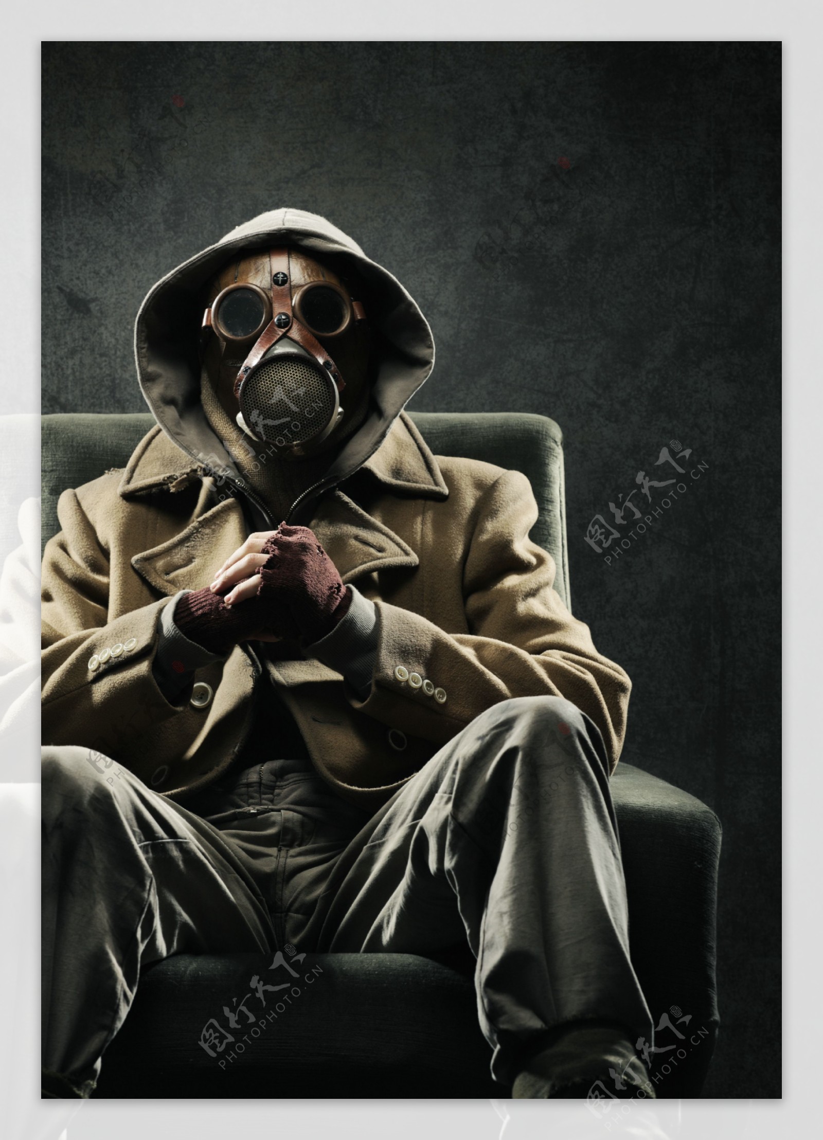 坐在沙发上戴毒气罩的男人图片