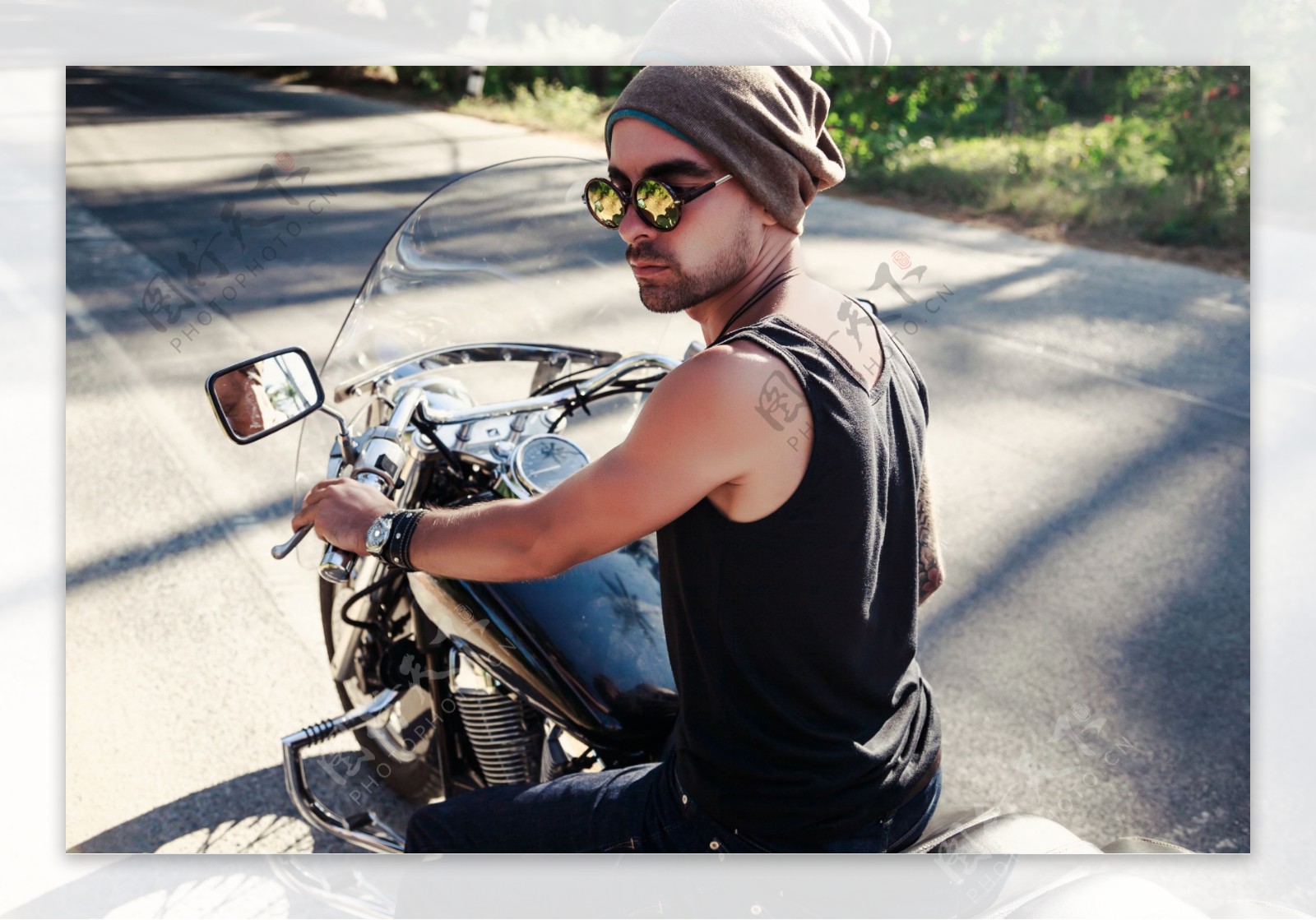 骑着摩托车的男人图片