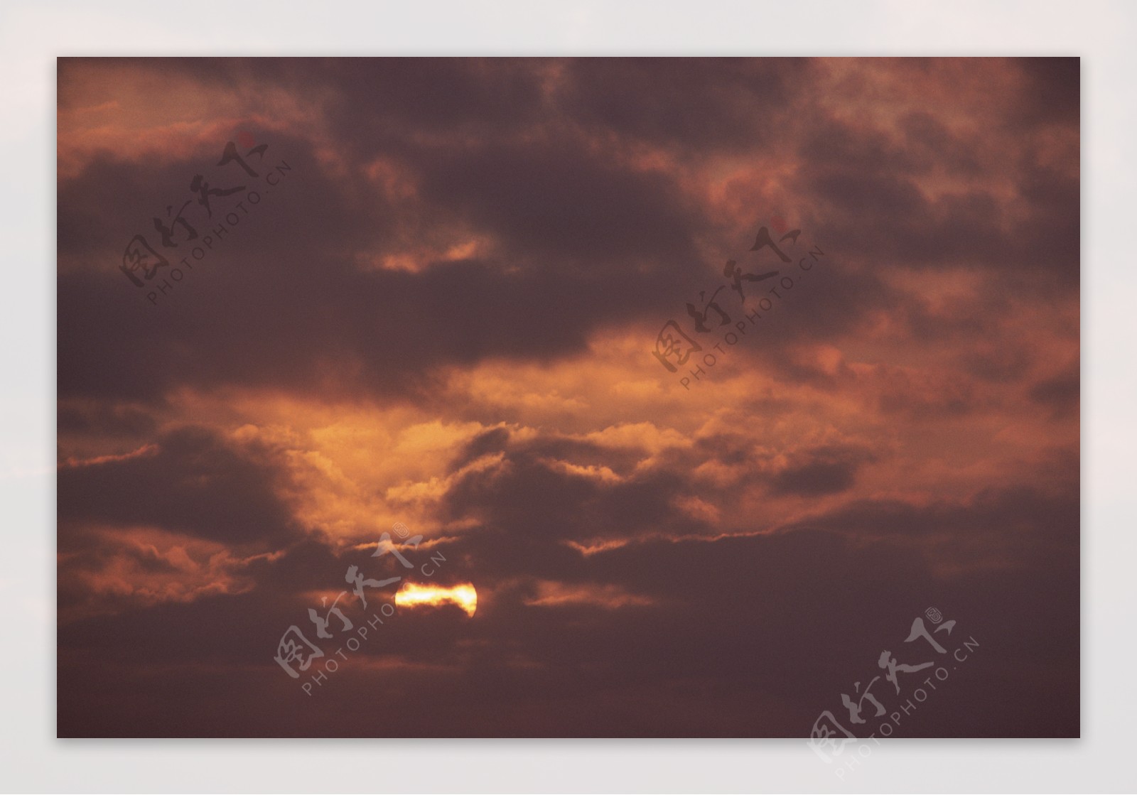 云层里的夕阳图片