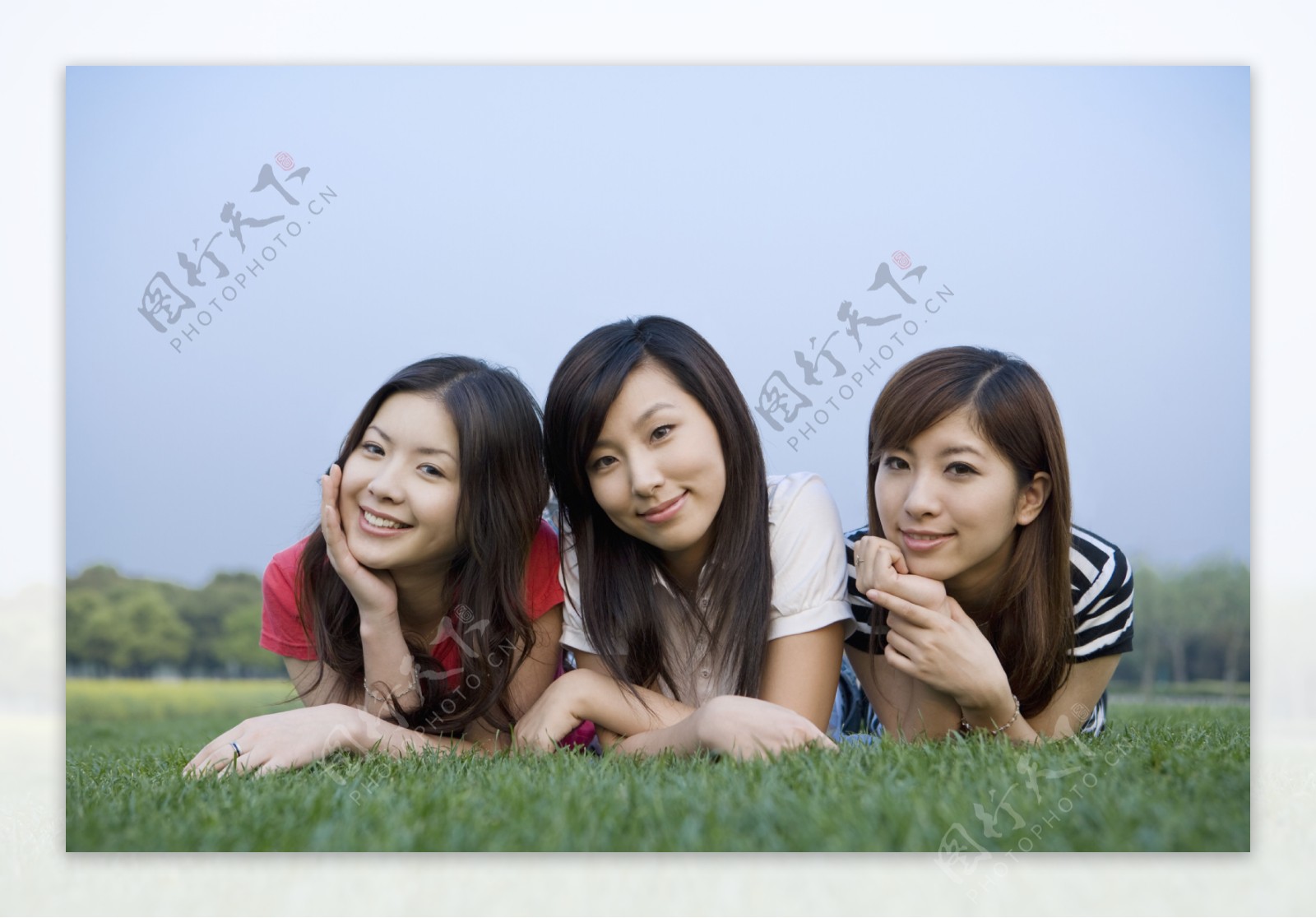 草地上的微笑三姐妹图片
