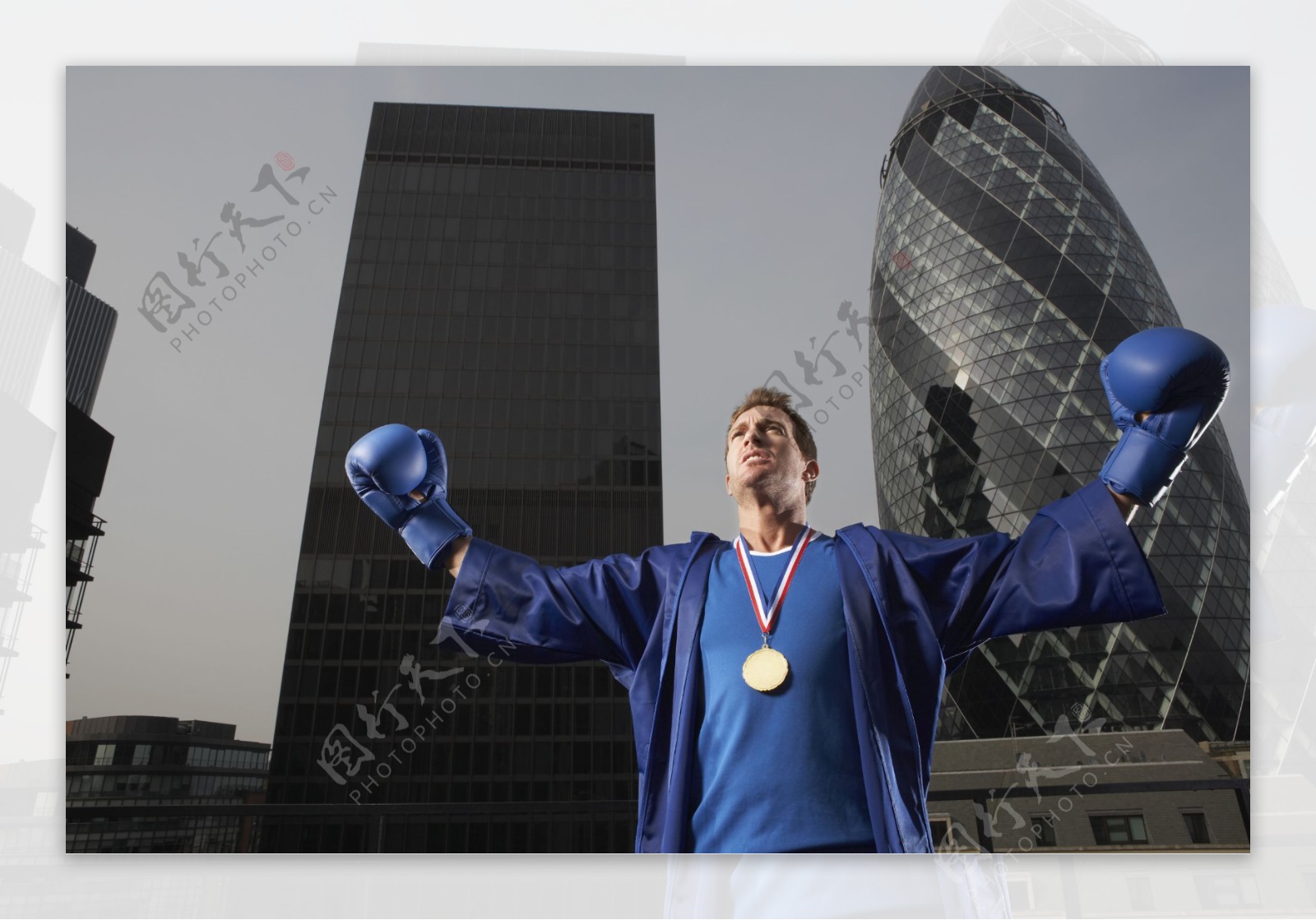 挂着奖牌的外国拳击手图片