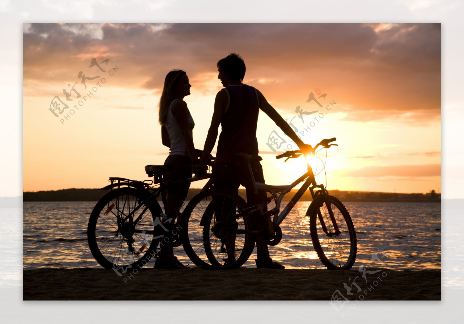 黄昏下骑单车的情侣图片