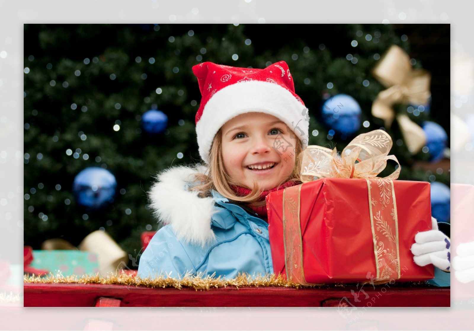 可爱小女孩与圣诞礼物图片