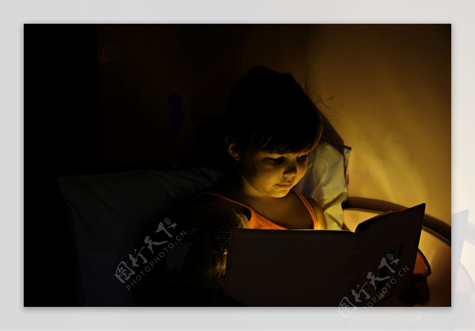 夜晚看书的女孩图片