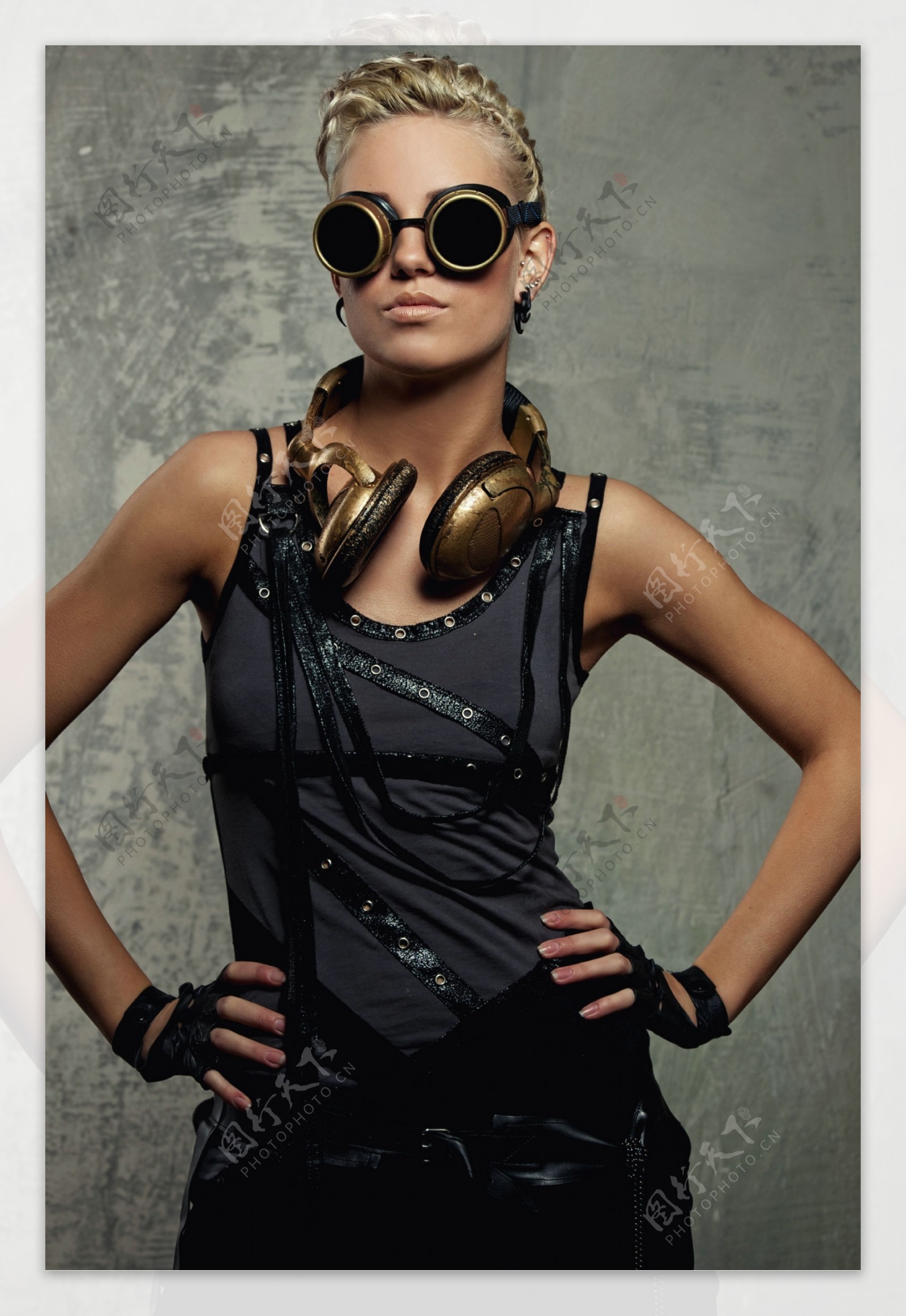 戴耳机的时尚女人图片