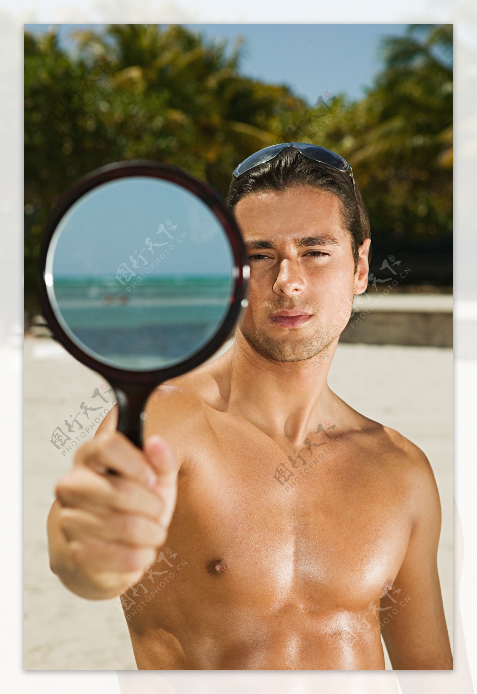 照镜子的外国男人图片