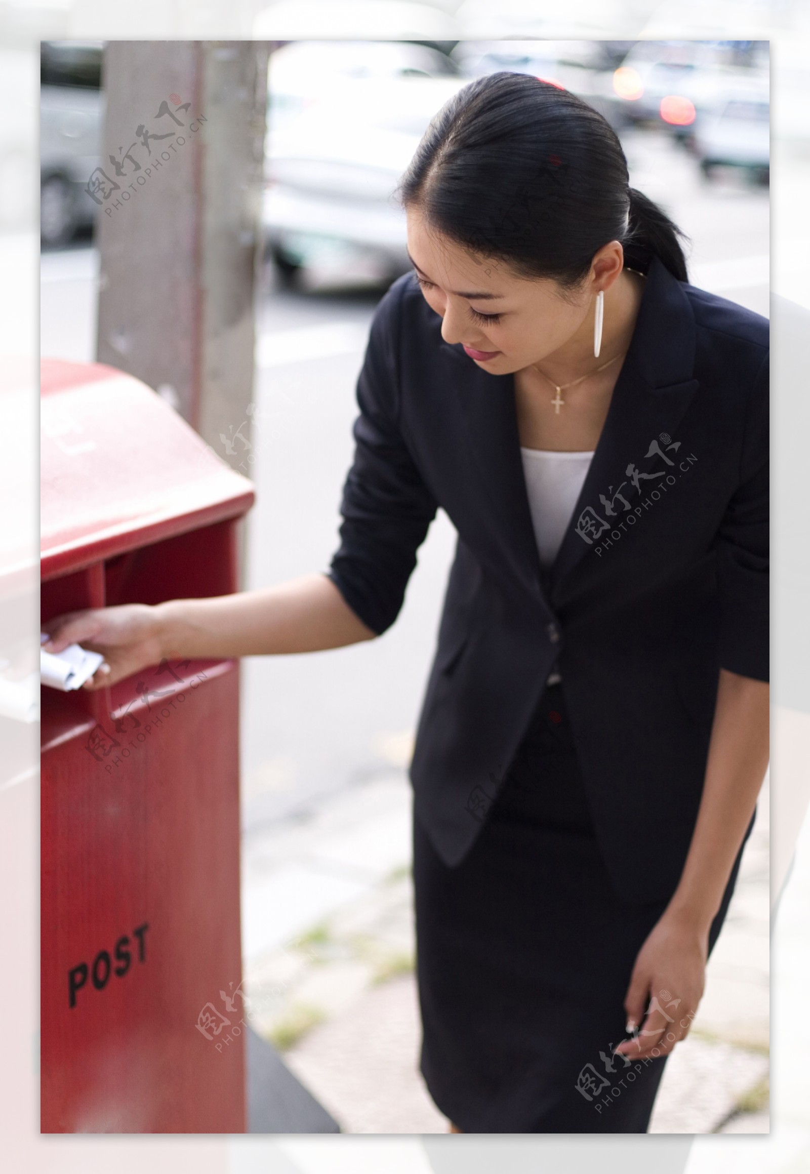 扔垃圾的白领美女图片