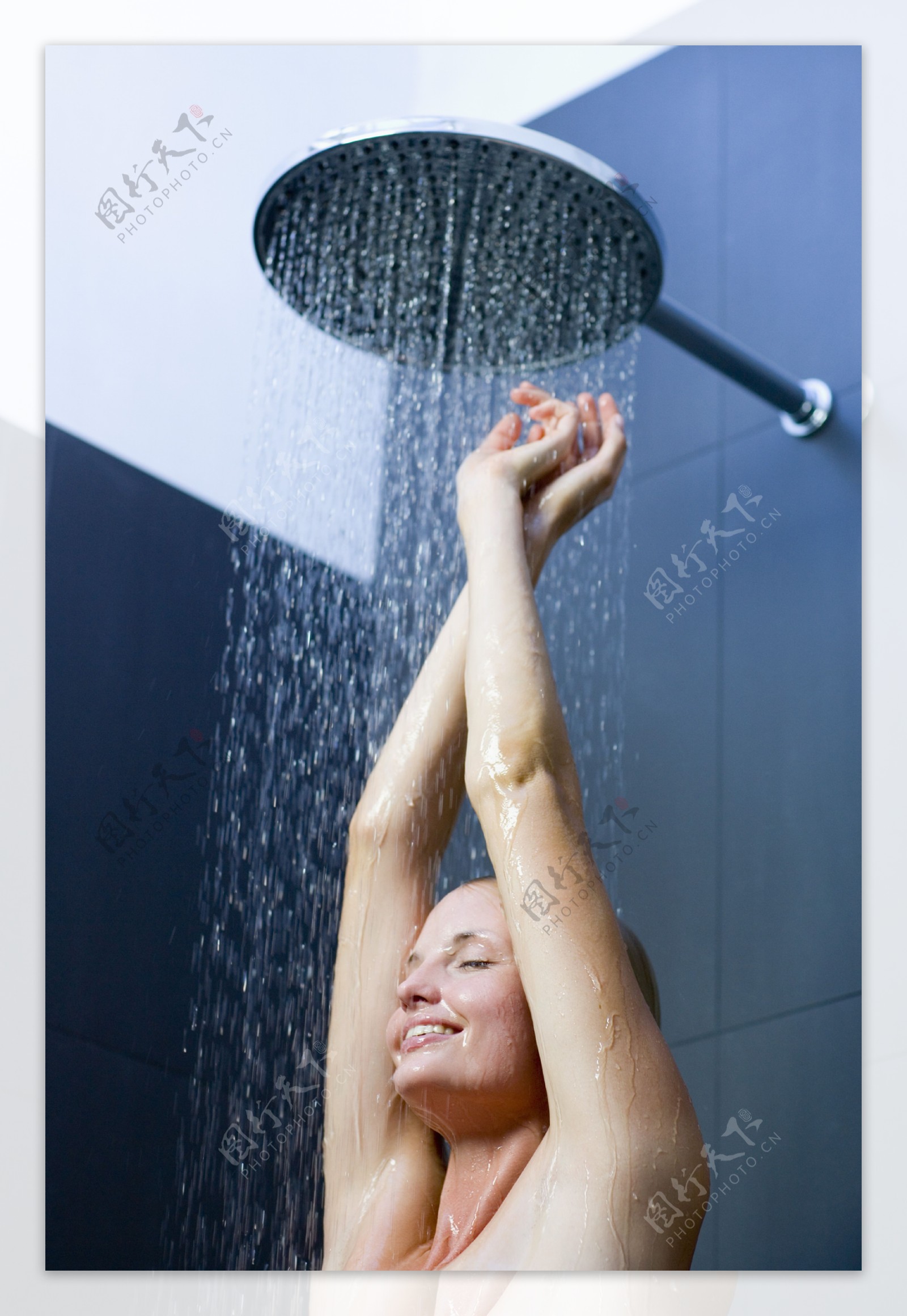 正在淋浴的性感美女图片