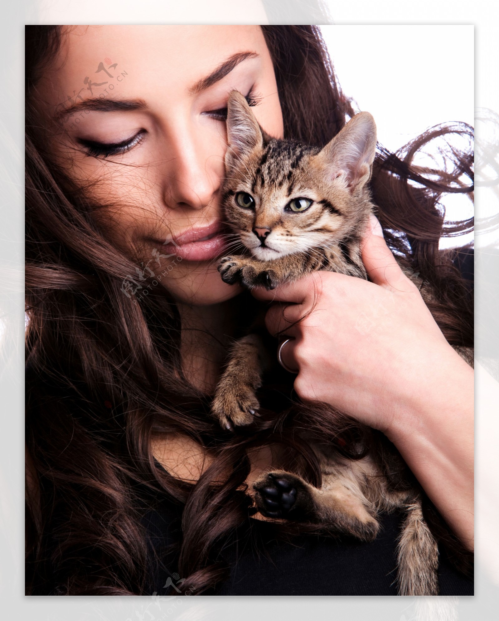 抱着猫的女生头像真人可爱图片小众不易撞_配图网