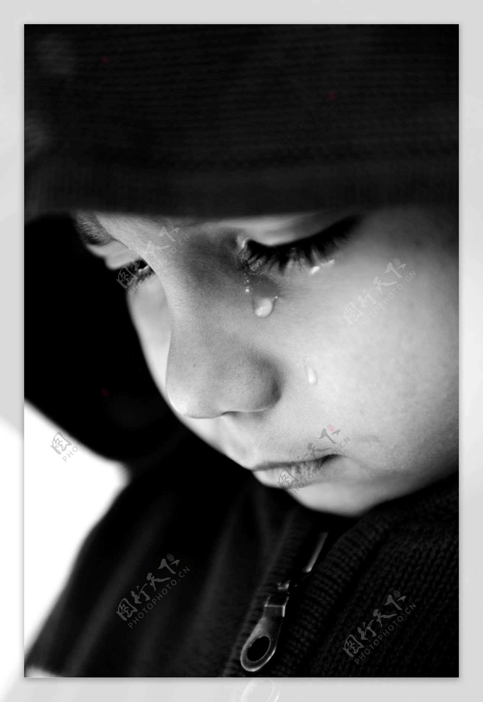 哭泣的男孩图片
