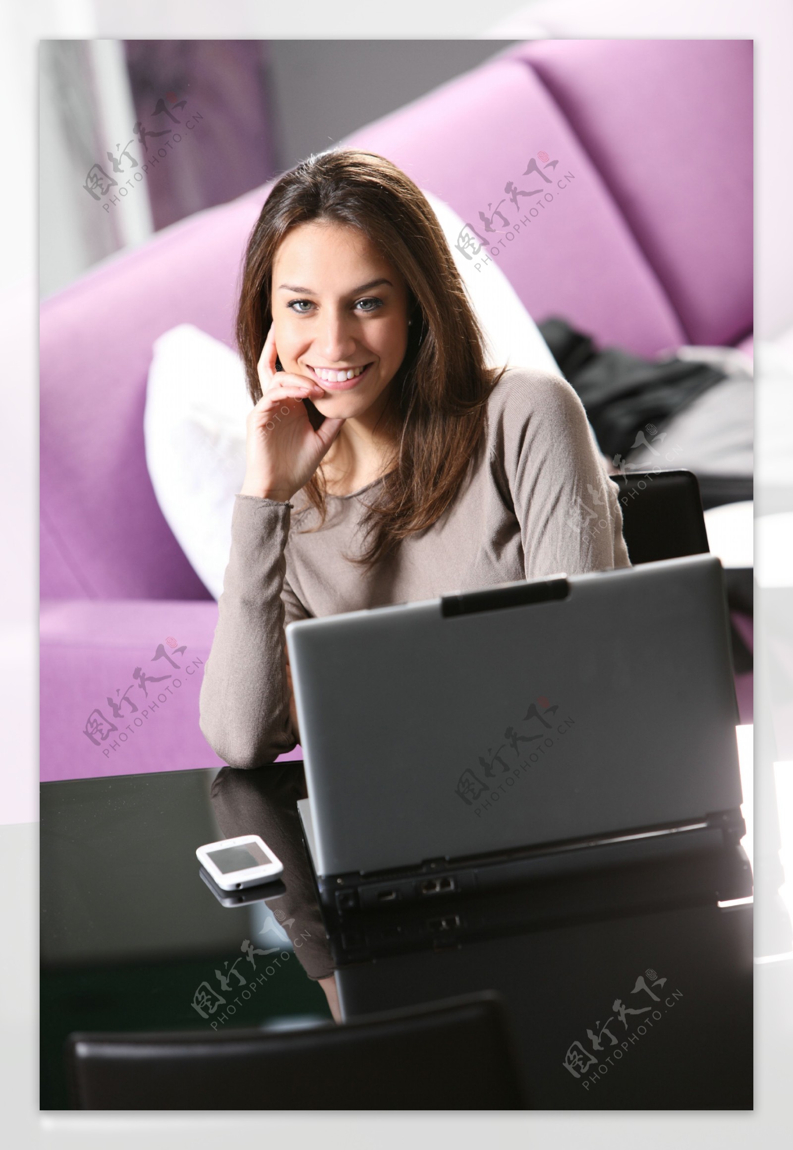 时尚美女与笔记本电脑图片