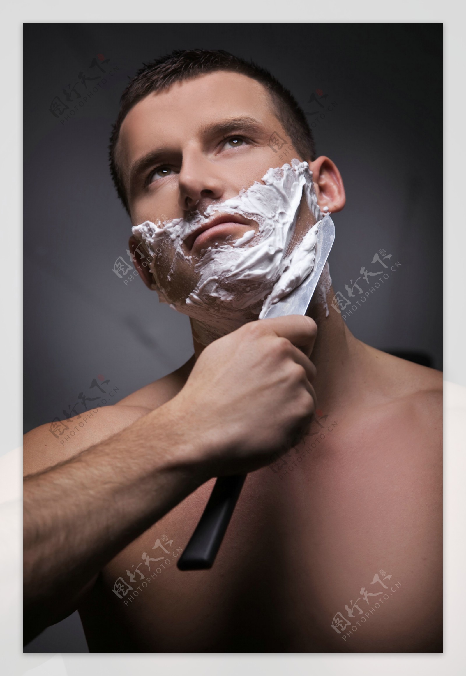 刮胡子的男人图片