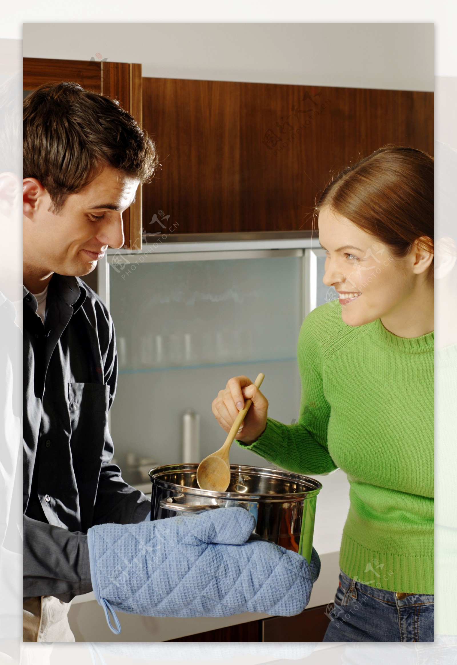 厨房做菜的情侣图片