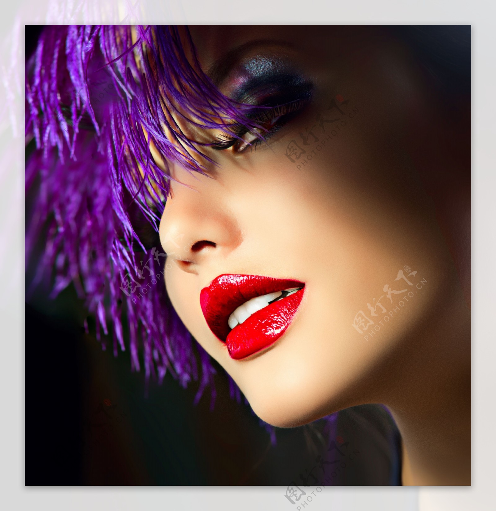 紫发红唇的女人图片