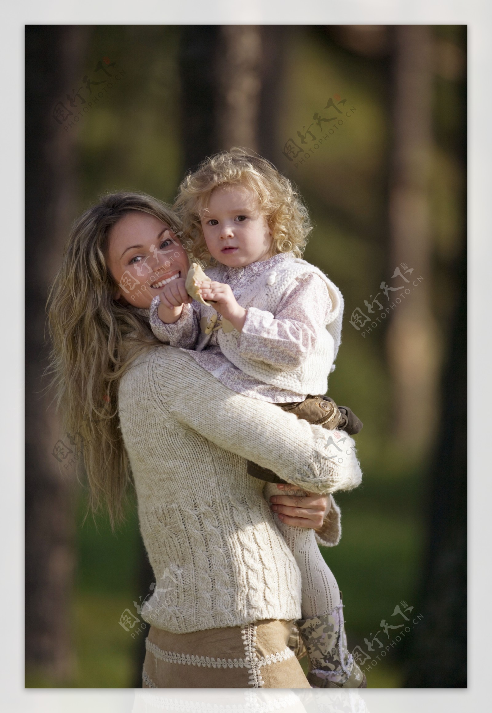 拥抱的母女图片