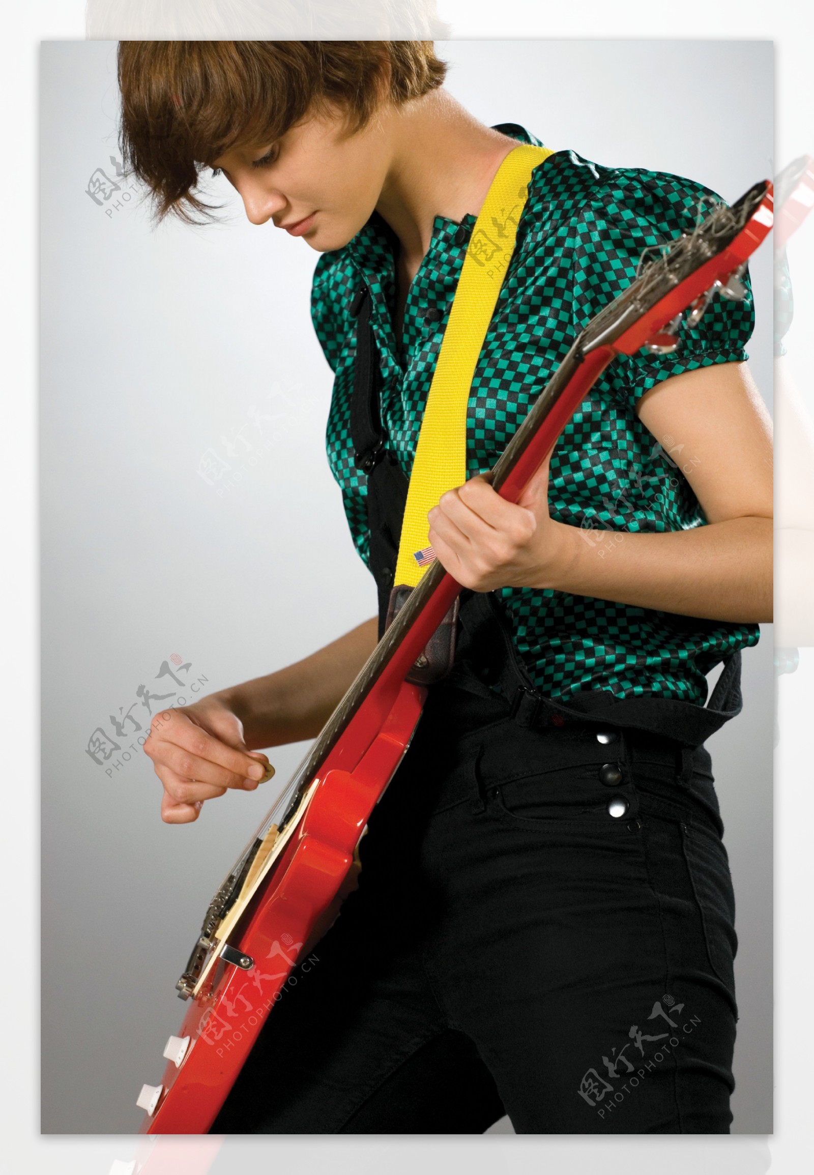 弹奏电子吉它的外国美女图片