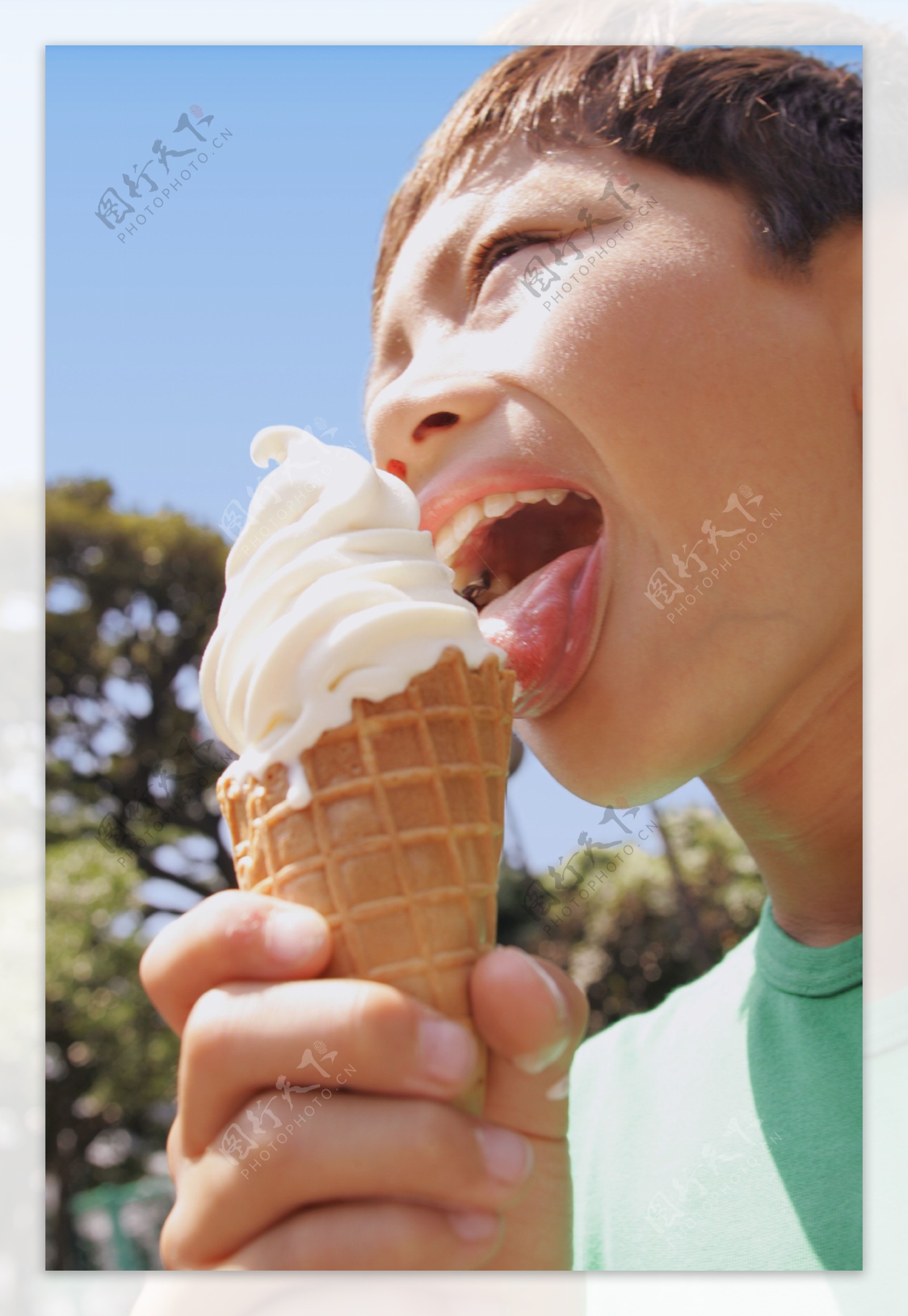 吃冰淇淋的男孩图片