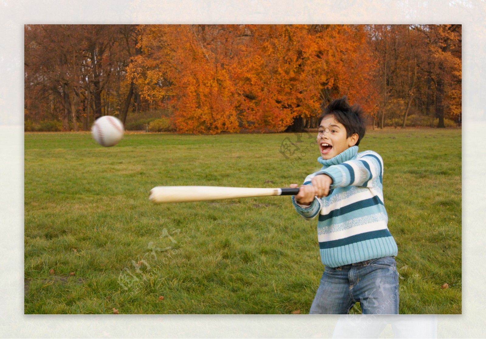 打棒球的男孩图片