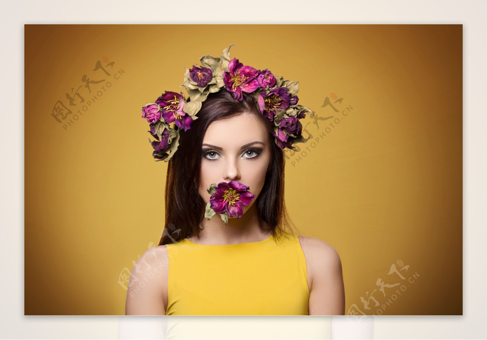 嘴含花朵的外国女人图片