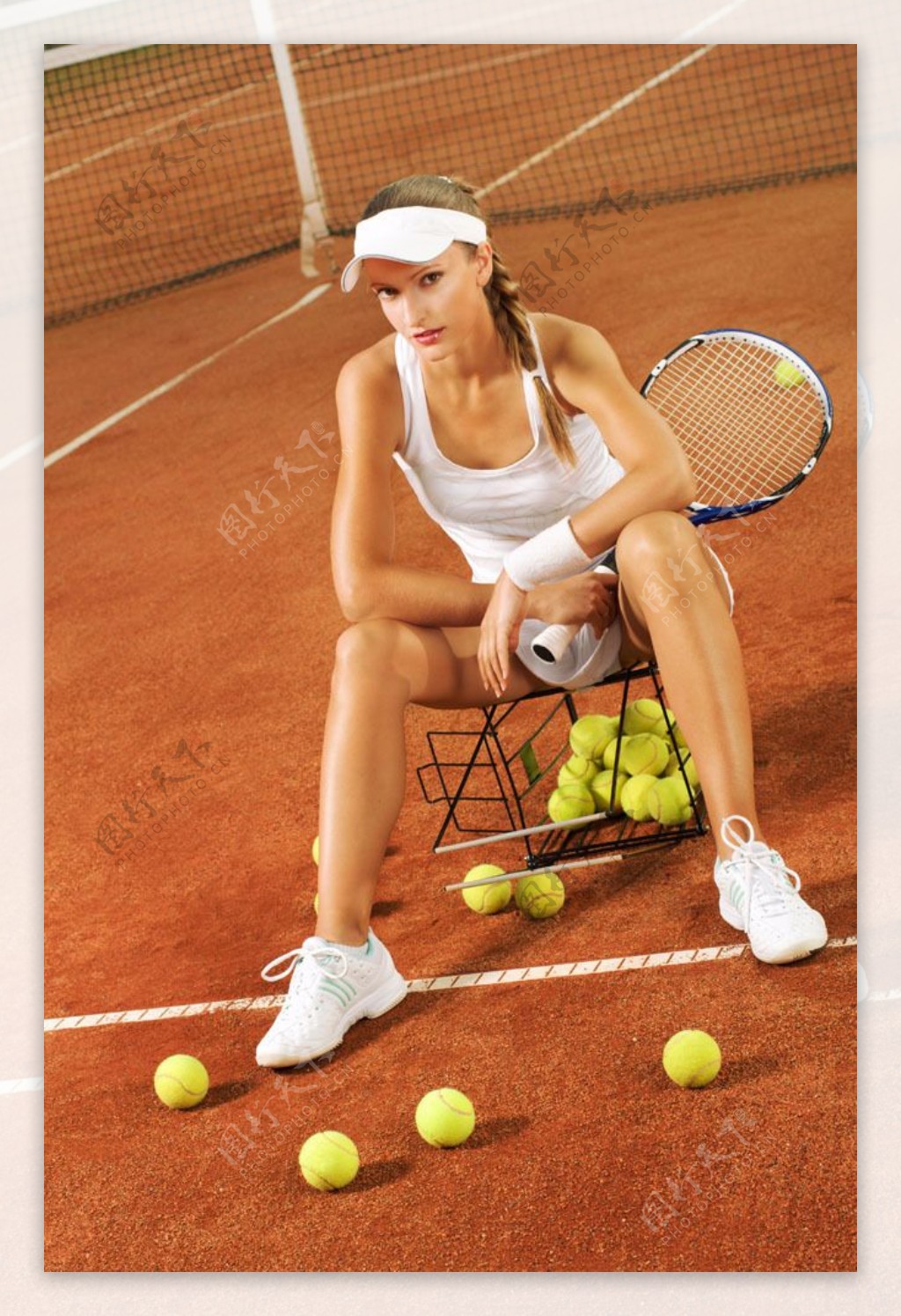 坐着的美女与网球
