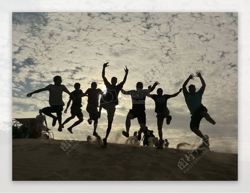 沙滩上跳跃的人们