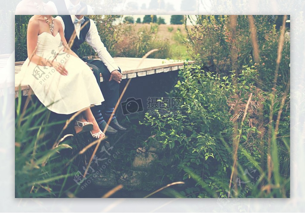 坐在木桥上的情侣