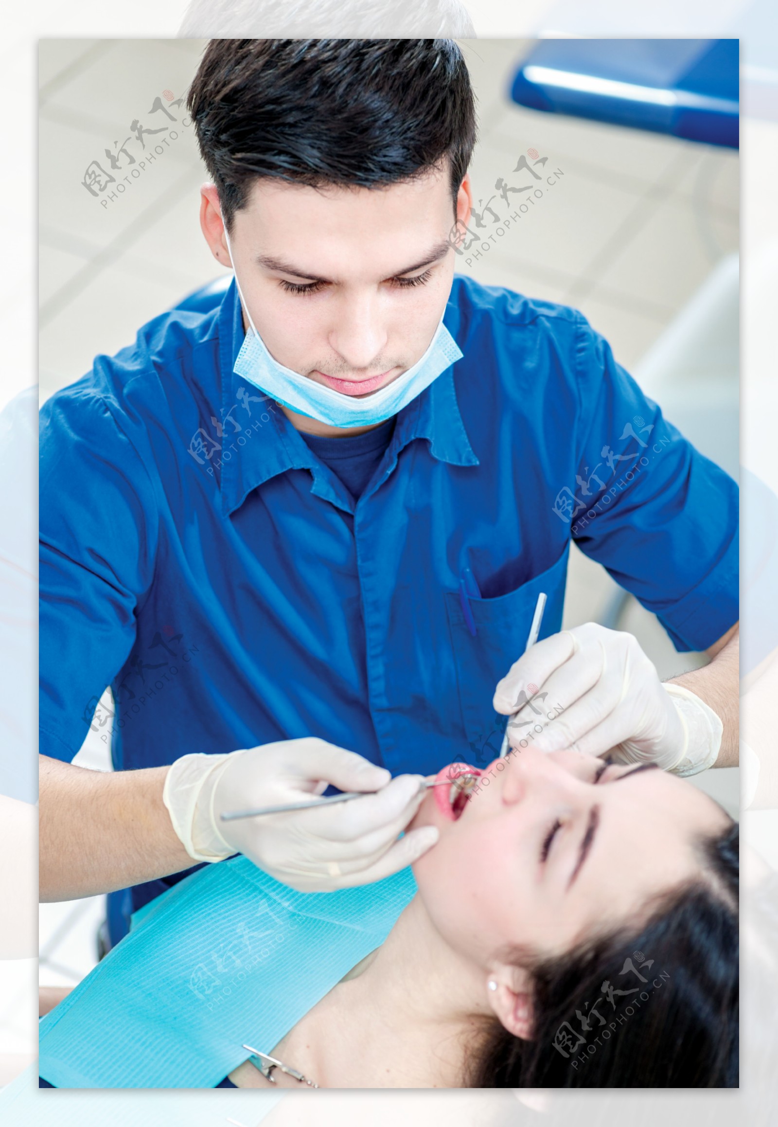 正在修牙的牙医图片