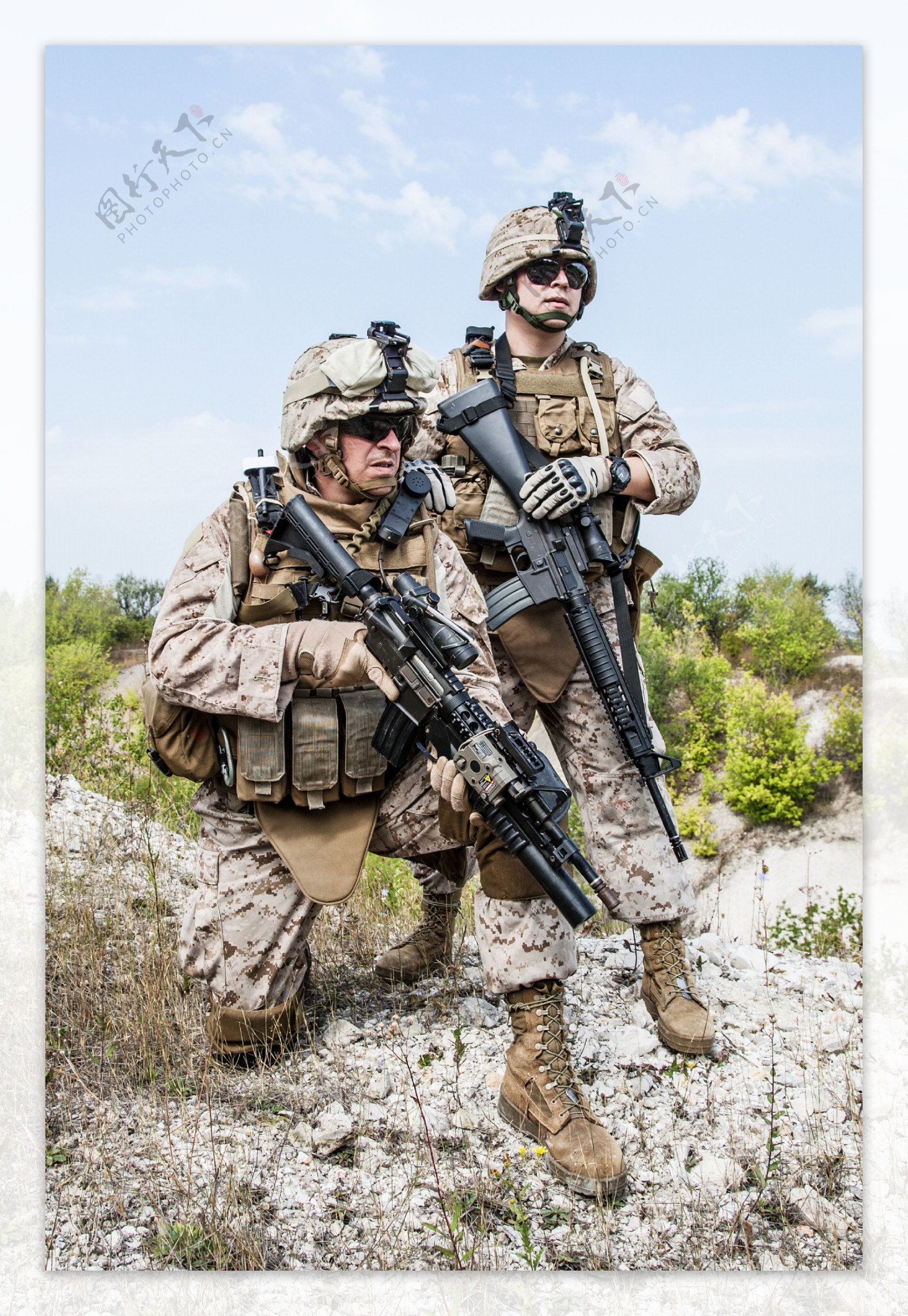 两个拿着枪的战士图片