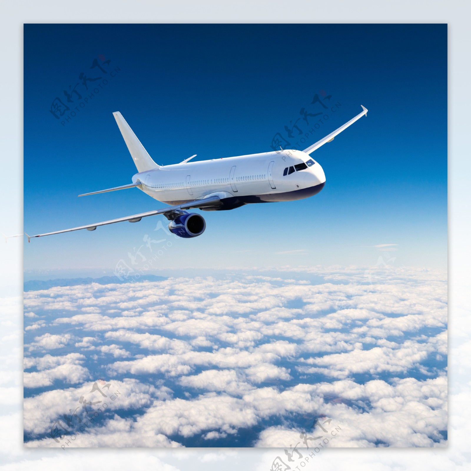 蓝天白云上方的飞机图片