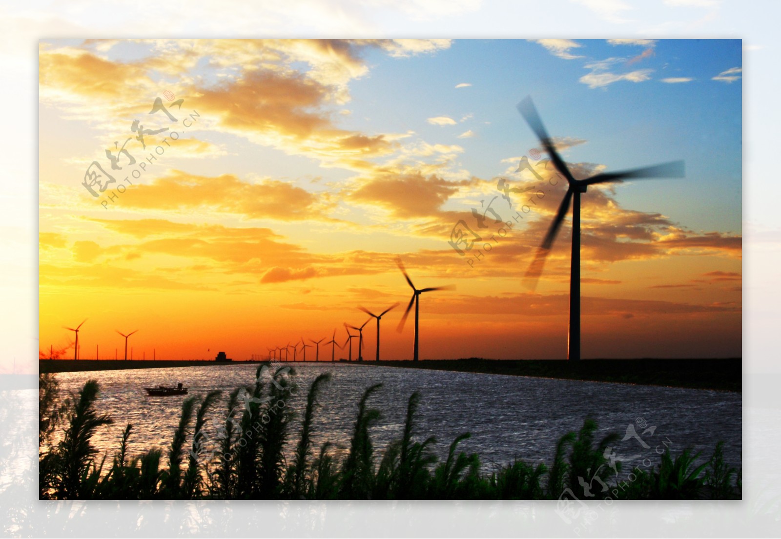 夕阳风力发电机组图片